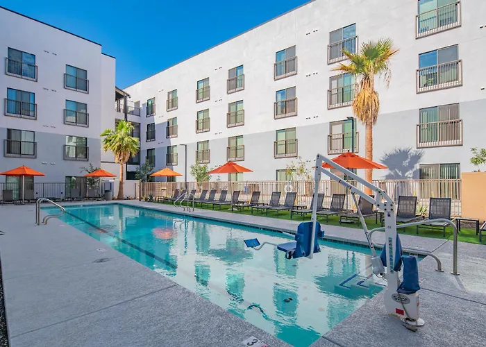 Sunshine & Serenity! Large Pool And Fitness Center Phoenix