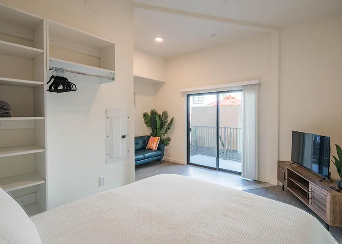 Sunshine & Serenity! Large Pool And Fitness Center