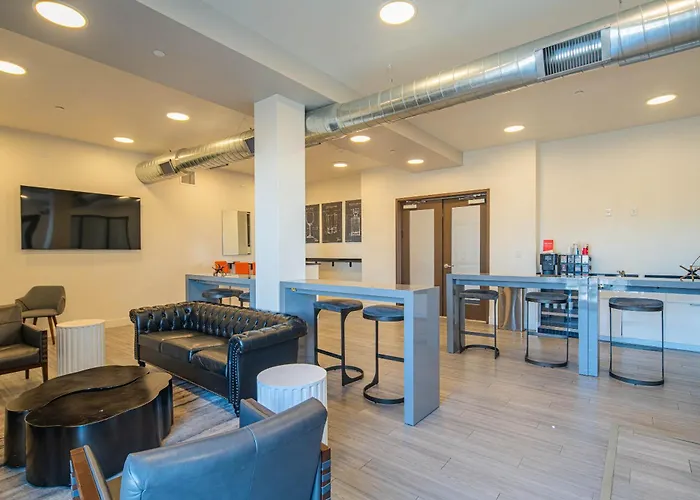 Sunshine & Serenity! Large Pool And Fitness Center Phoenix