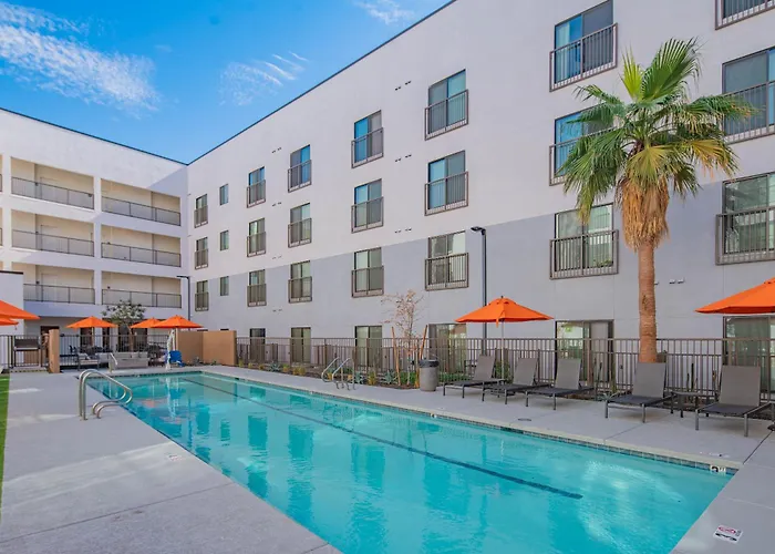 Holiday home Sunshine & Serenity! Large Pool And Fitness Center *