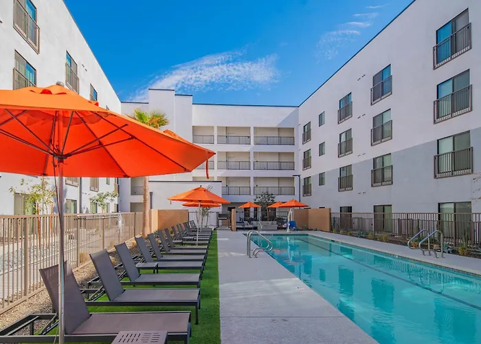 Sunshine & Serenity! Large Pool And Fitness Center Holiday home Phoenix