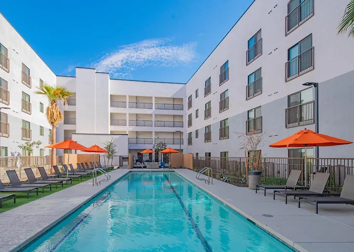 Sunshine & Serenity! Large Pool And Fitness Center * Phoenix